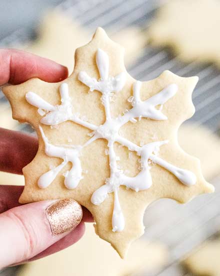 这些切下来的糖饼干很好吃，边缘微脆，中心柔软，保持形状，每次都有完美的边缘!你需要的唯一的糖饼干食谱!#sugarcookie #cutoutcookies #dessert #easyrecipe #makeahead #christmascookie #christmas #holiday #baking