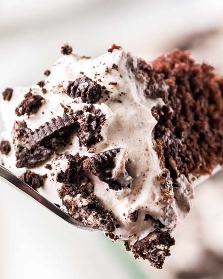 浓郁的巧克力蛋糕，点缀着小甜饼和奶油布丁，上面点缀着蓬松的生奶油和切碎的奥利奥饼干!这个派对上最受欢迎的食谱是一个天然的提前制作的甜点食谱。#口袋蛋糕#巧克力蛋糕#奥利奥#布丁#甜点#烘焙#甜点